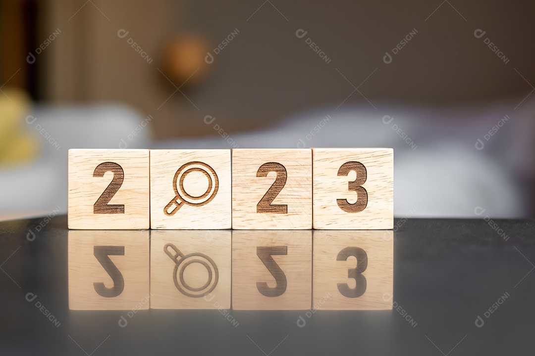 Bloco de 2023 com ícone de lupa.