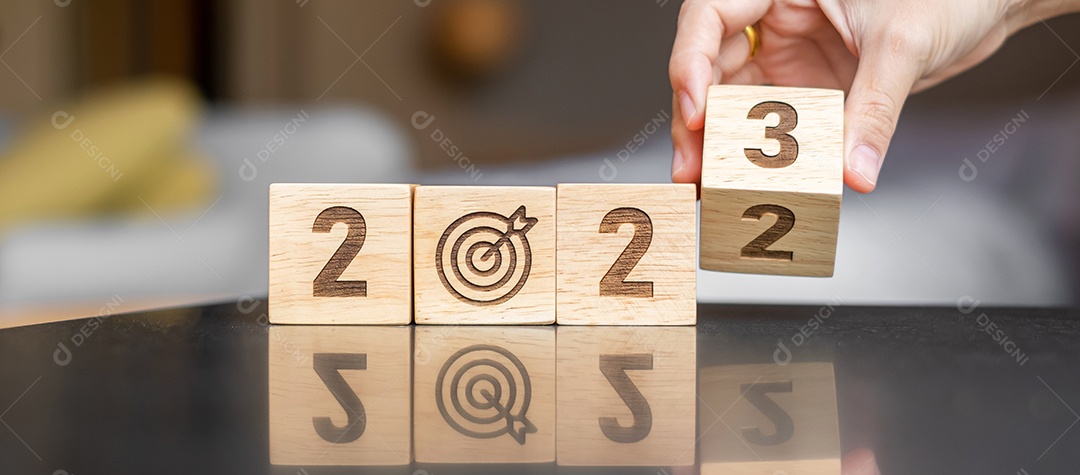 Bloco de 2023 com ícone de lupa. SEO, Search Engine Optimization