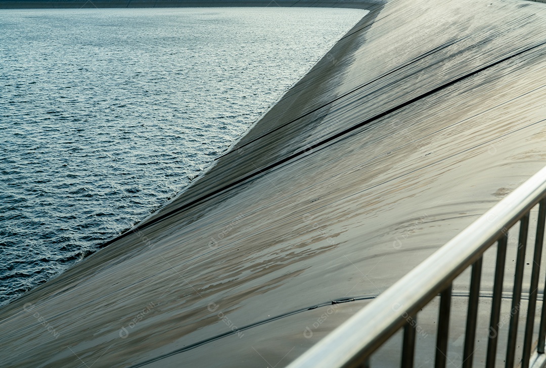 Reservatórios de água revestidos com PEAD para usinas geradoras de energia.