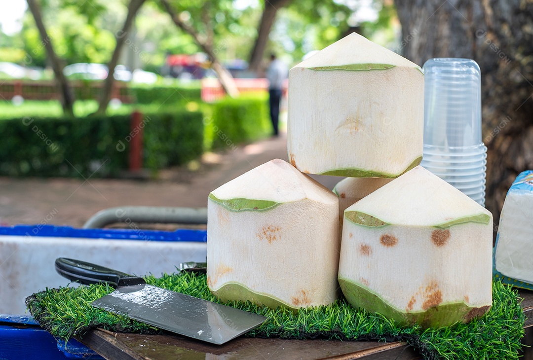 Casca de coco pronta para venda, água de coco, refrescante, férias, Tailândia