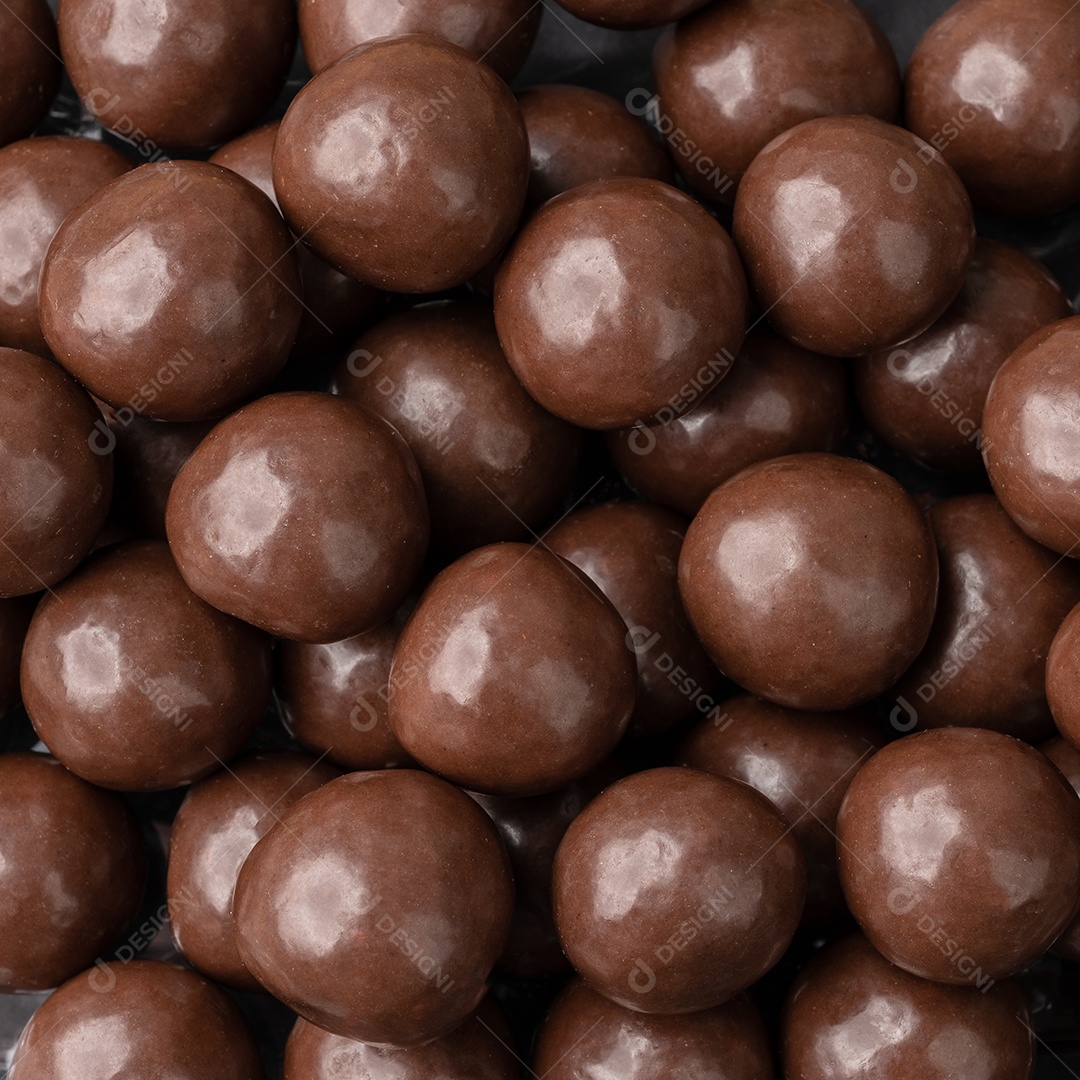 Bolas de chocolate maltado. Cenário de doces.