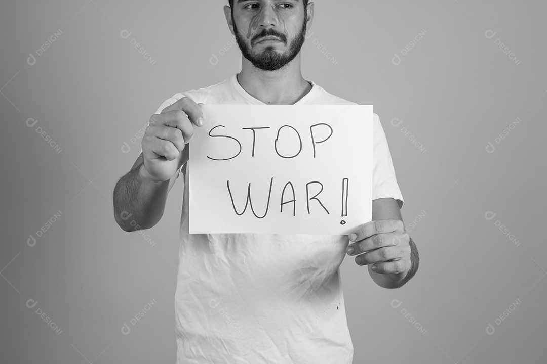 Homem segurando placa escrito pare a guerra