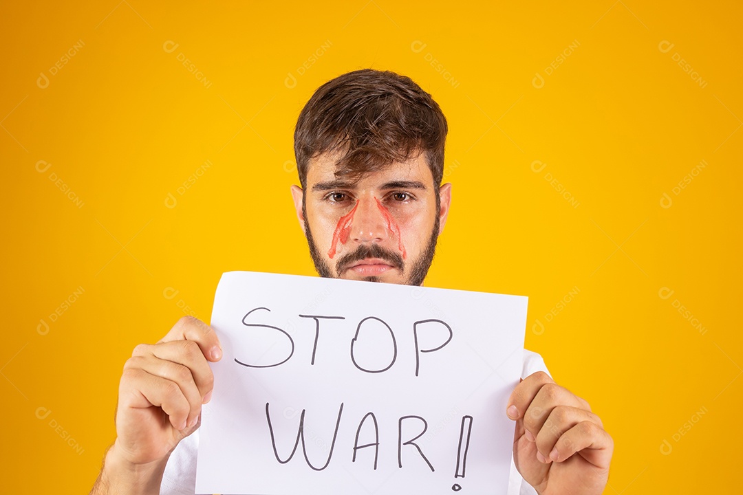 Homem segurando placa escrito pare a guerra