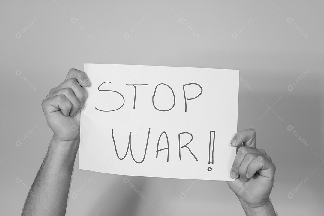 Homem segurando placa escrito pare a guerra