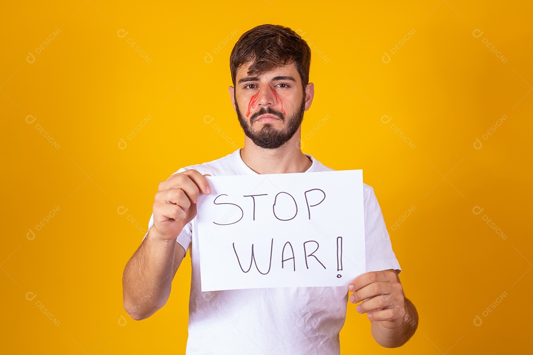 Homem segurando placa escrito pare a guerra