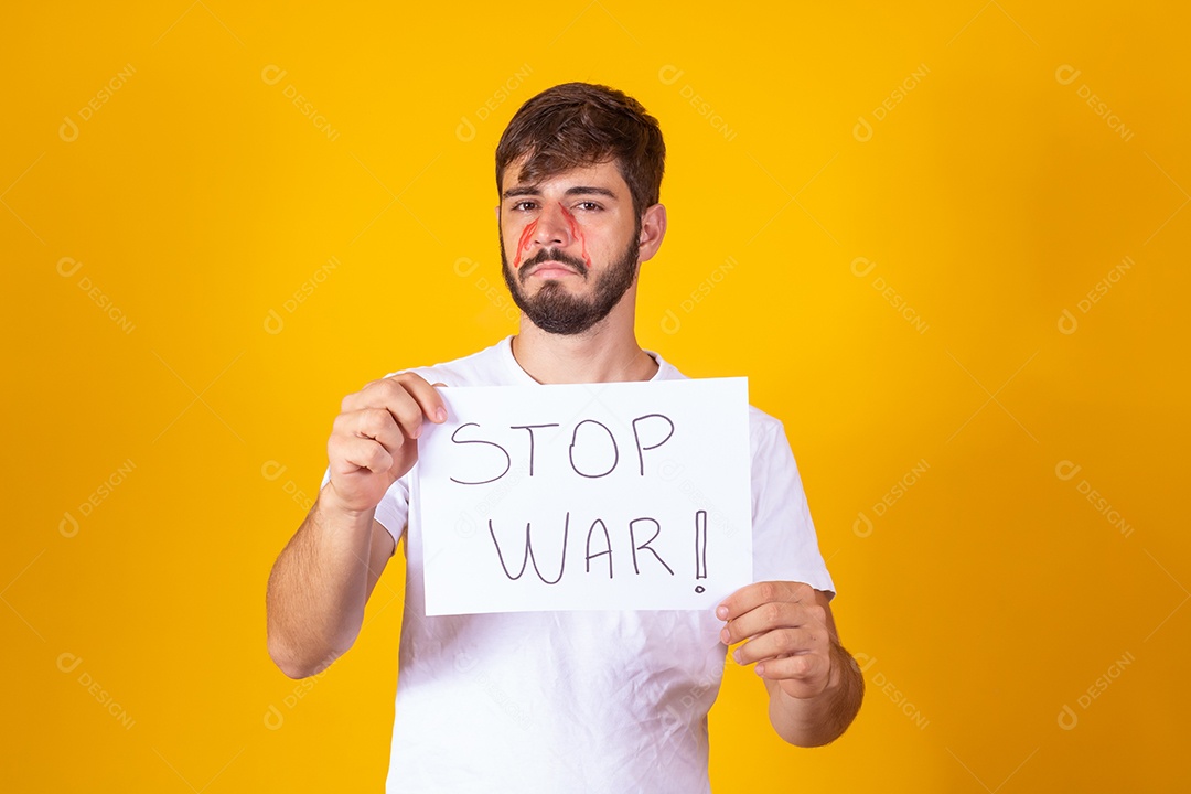 Homem segurando placa escrito pare a guerra