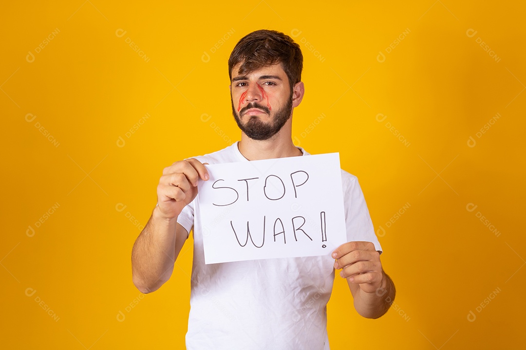 Homem segurando placa escrito pare a guerra