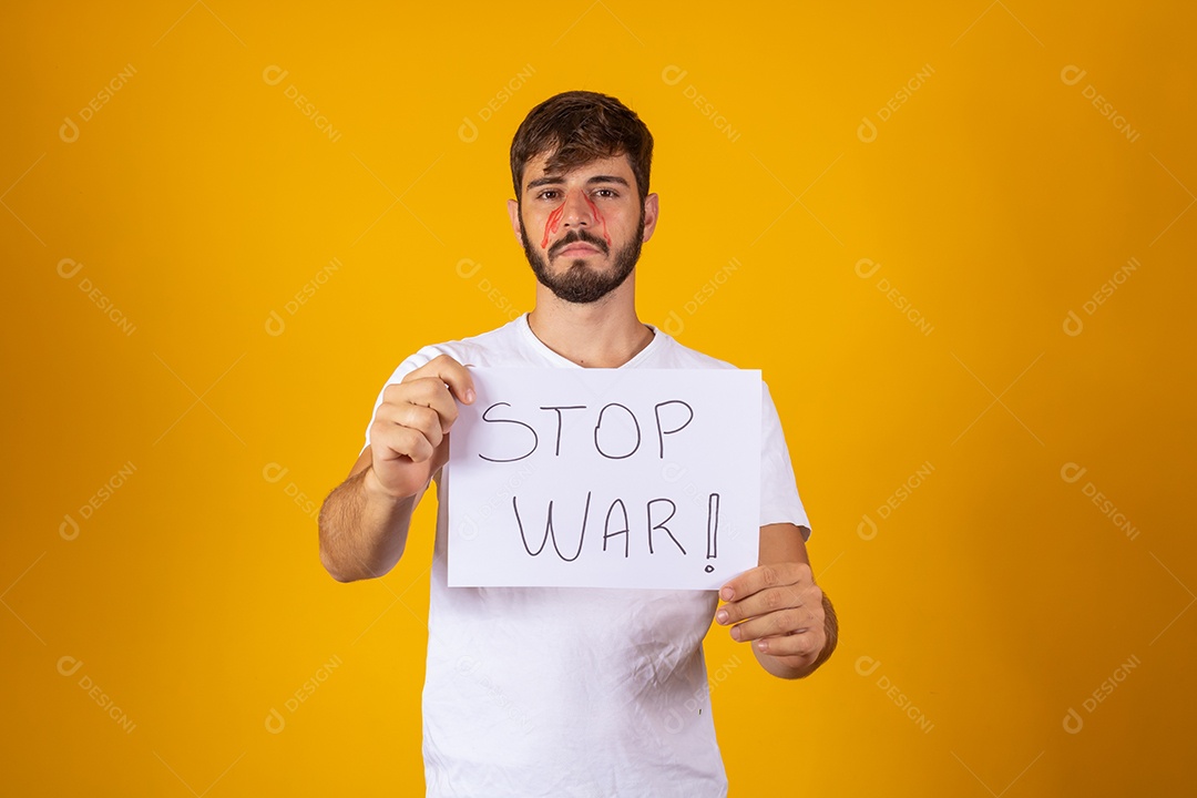 Homem refugiado com uma bandeira branca escrita pare de guerra