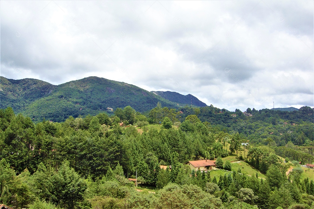 Paisagem penhasco montanha céu nublado