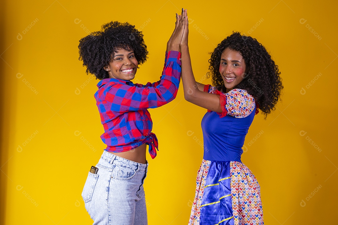 Lindas mulheres jovens com cabelo afro fundo amarelo