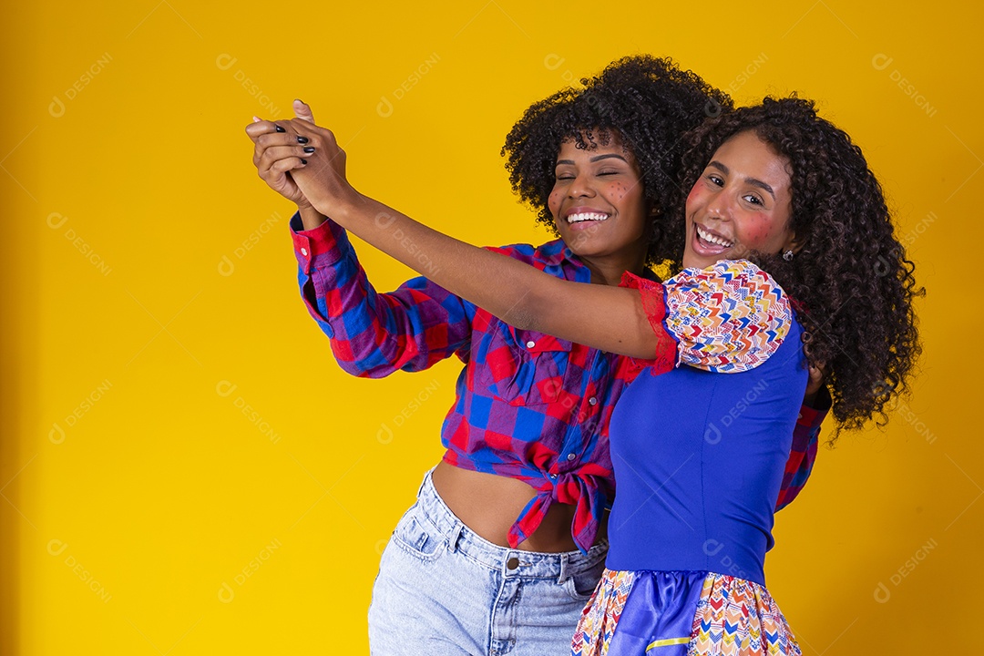 Lindas mulheres jovens com cabelo afro fundo amarelo