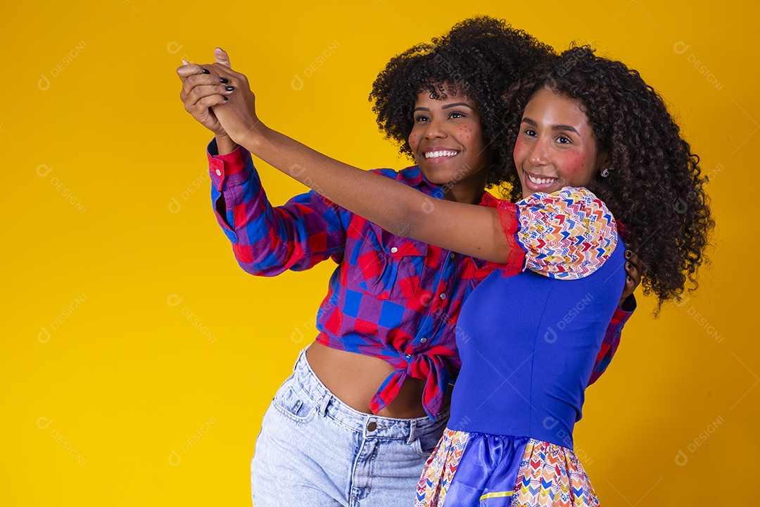 Lindas mulheres jovens com cabelo afro fundo amarelo