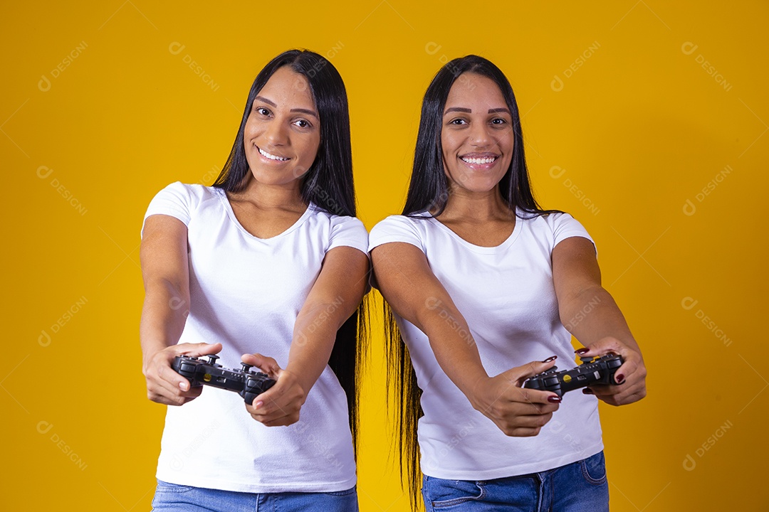 Lindas mulheres irmãs gêmeas jogando
