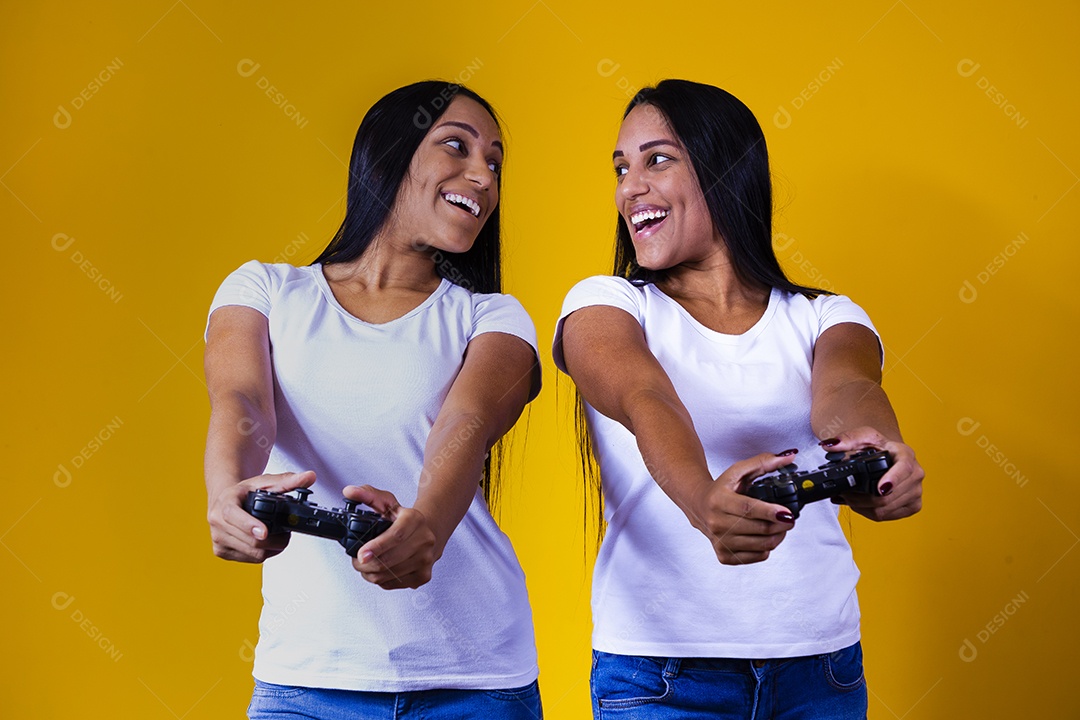 Lindas mulheres irmãs gêmeas jogando