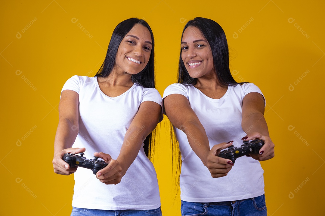 Lindas mulheres irmãs gêmeas jogando