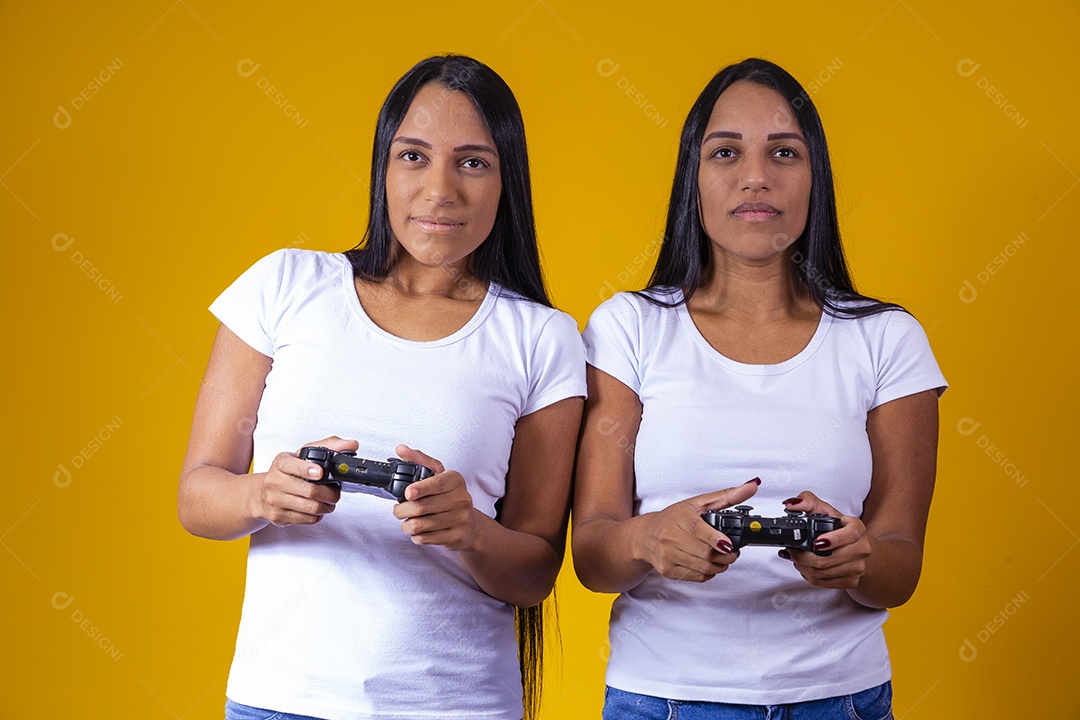 Lindas mulheres irmãs gêmeas jogando