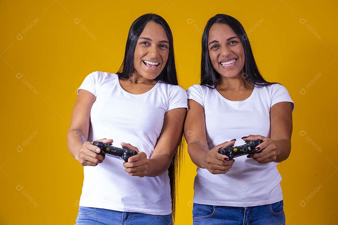 Lindas mulheres irmãs gêmeas jogando