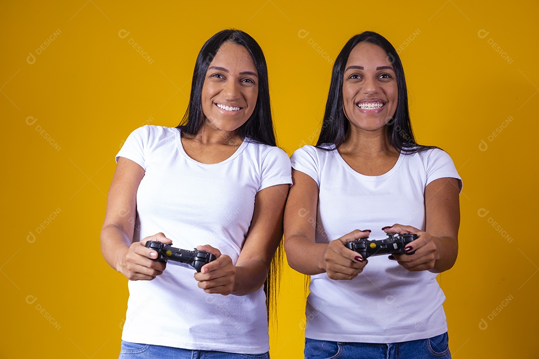 Lindas mulheres irmãs gêmeas jogando