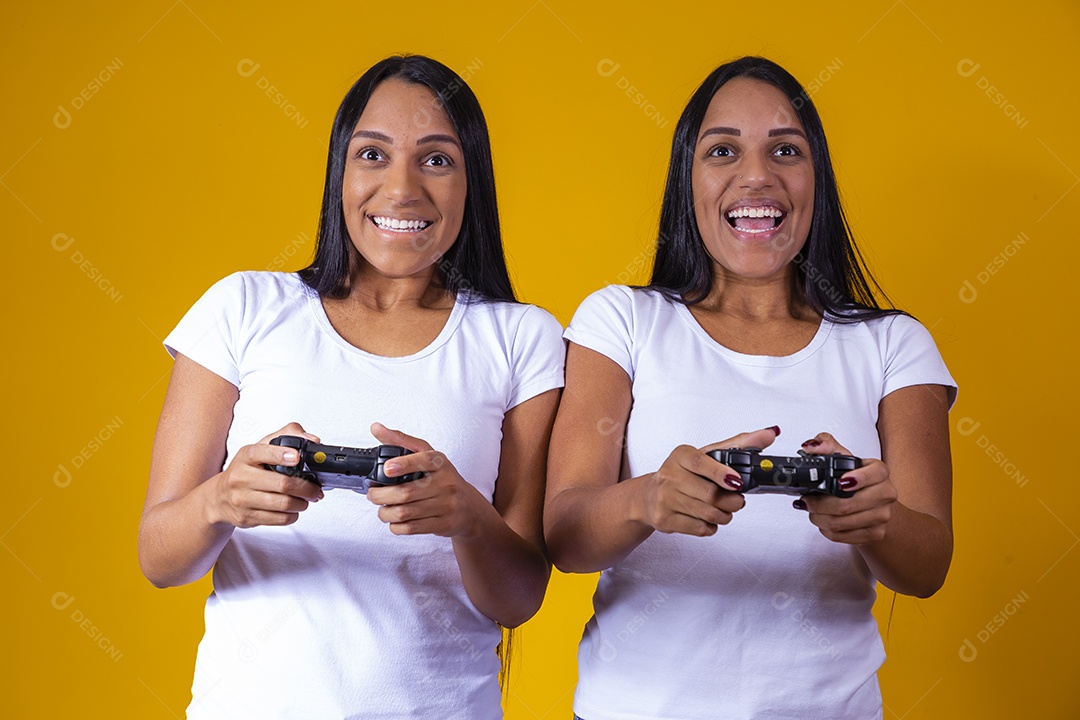 Lindas mulheres irmãs gêmeas jogando