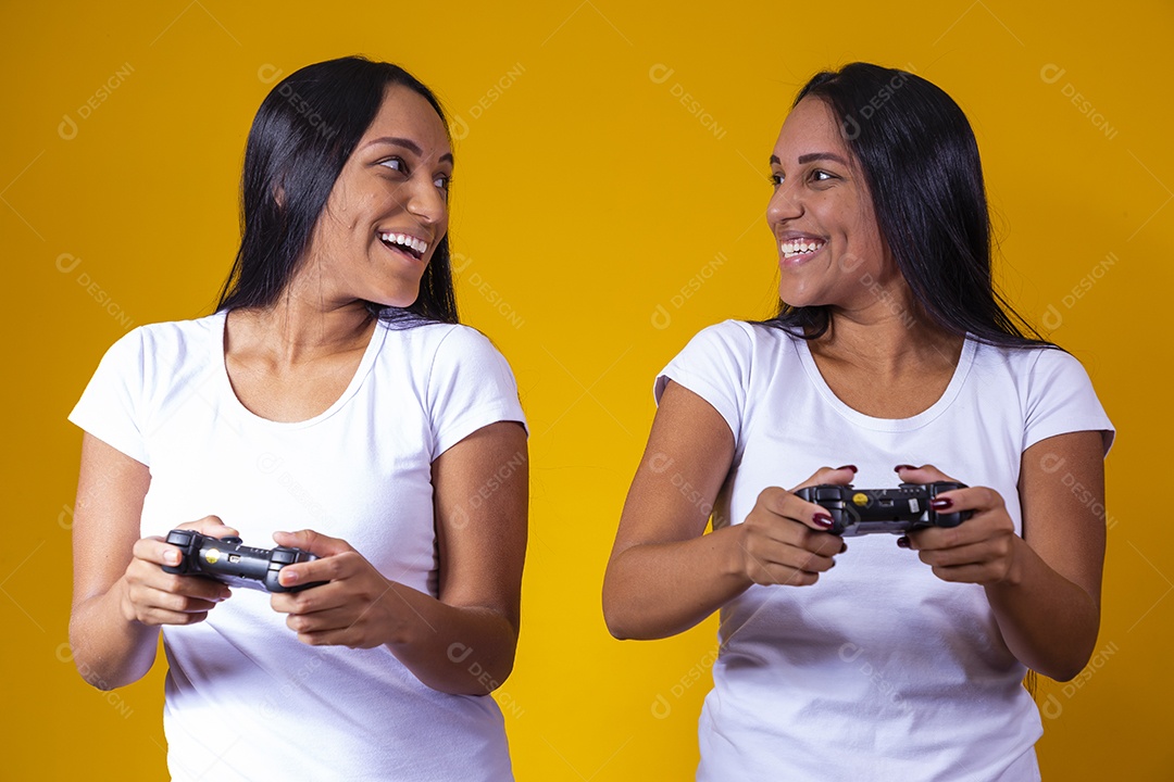 Lindas mulheres irmãs gêmeas jogando