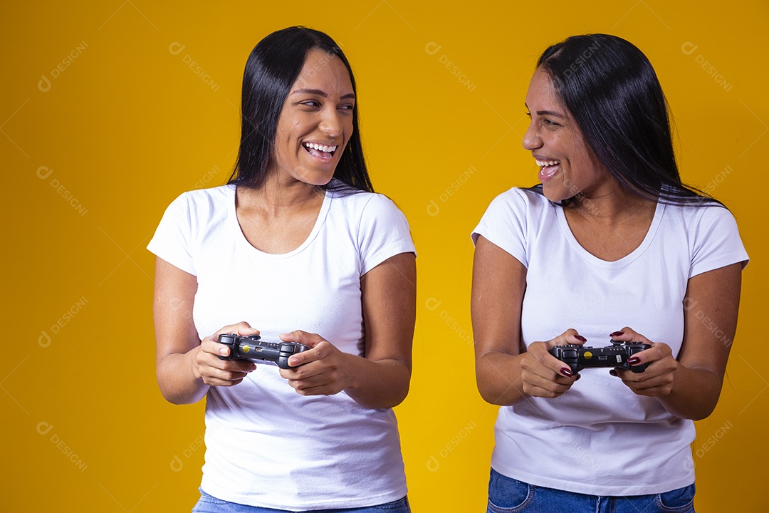 Lindas mulheres irmãs gêmeas jogando