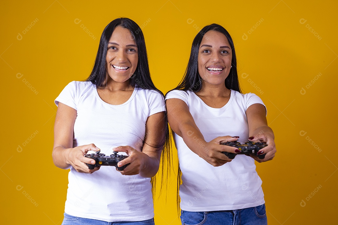 Lindas mulheres irmãs gêmeas jogando