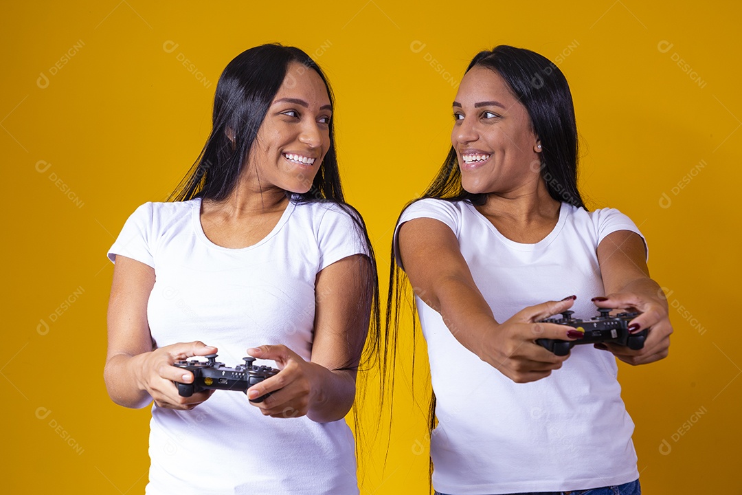 Lindas mulheres irmãs gêmeas jogando