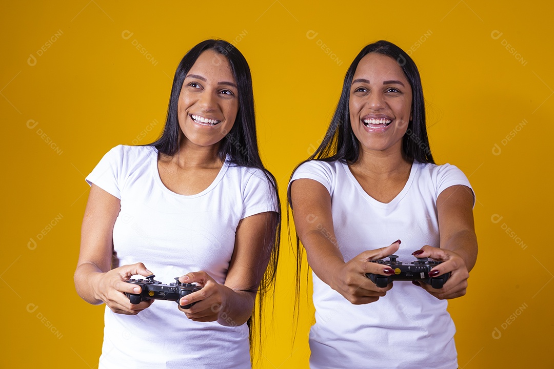 Lindas mulheres irmãs gêmeas jogando
