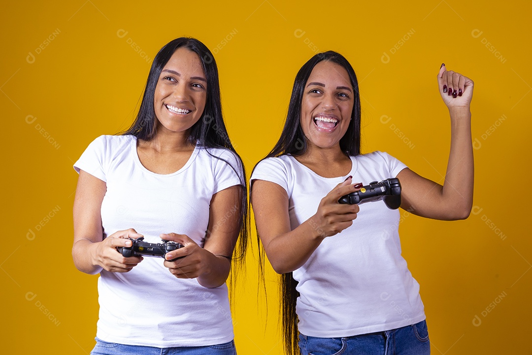 Lindas mulheres irmãs gêmeas jogando