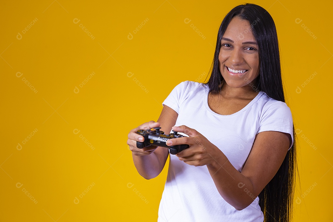 Linda mulher jovem jogando fundo isolado amarelo