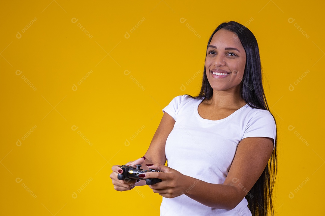 Linda mulher jovem jogando fundo isolado amarelo