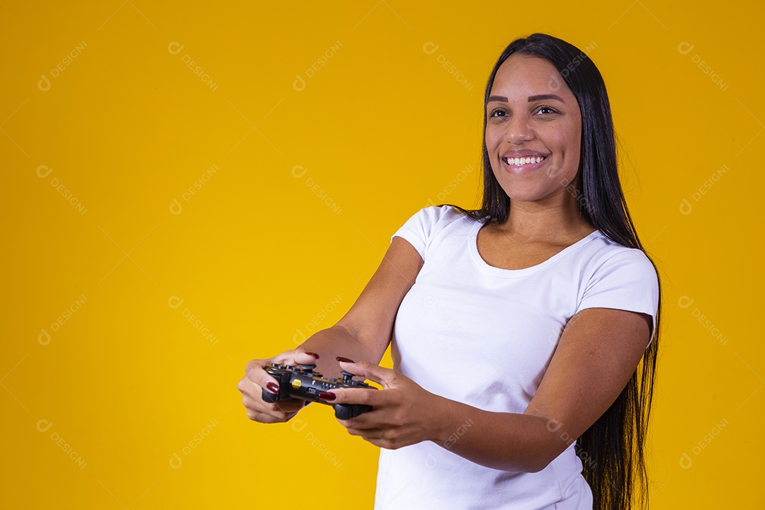 Linda mulher jovem jogando fundo isolado amarelo
