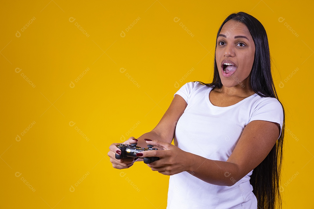 Linda mulher jovem jogando fundo isolado amarelo