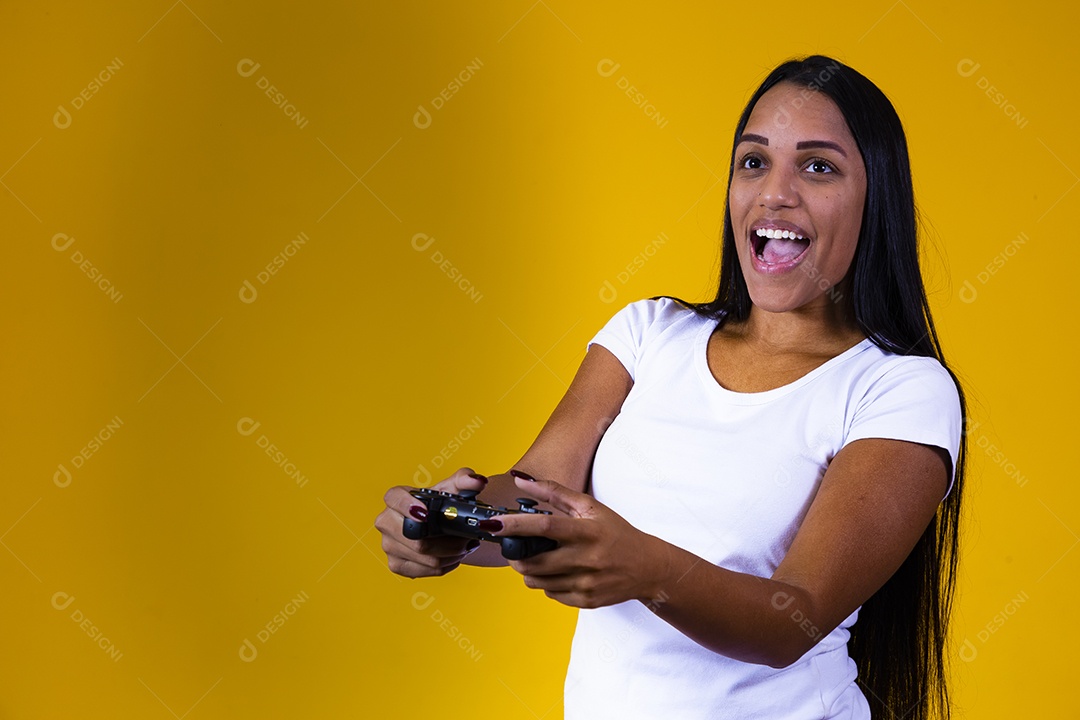 Linda mulher jovem jogando fundo isolado amarelo