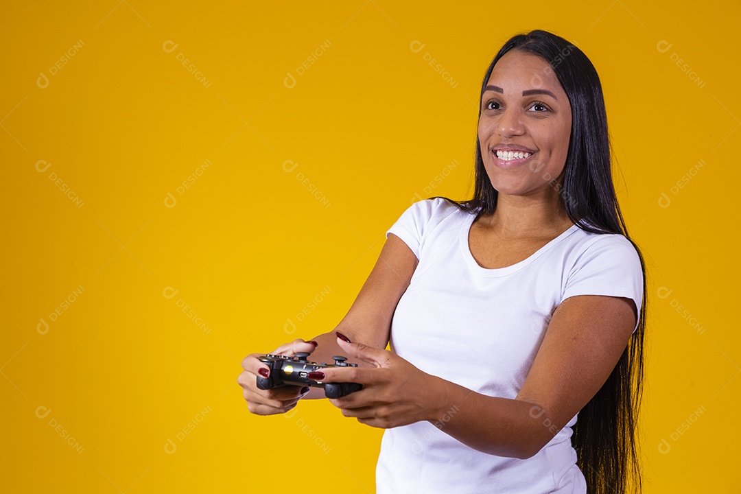 Linda mulher jovem jogando fundo isolado amarelo