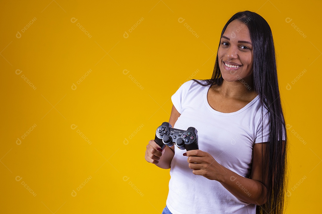 Linda mulher jovem jogando fundo isolado amarelo