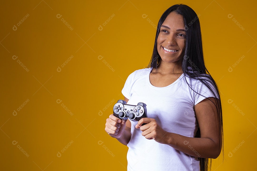 Linda mulher jovem jogando fundo isolado amarelo