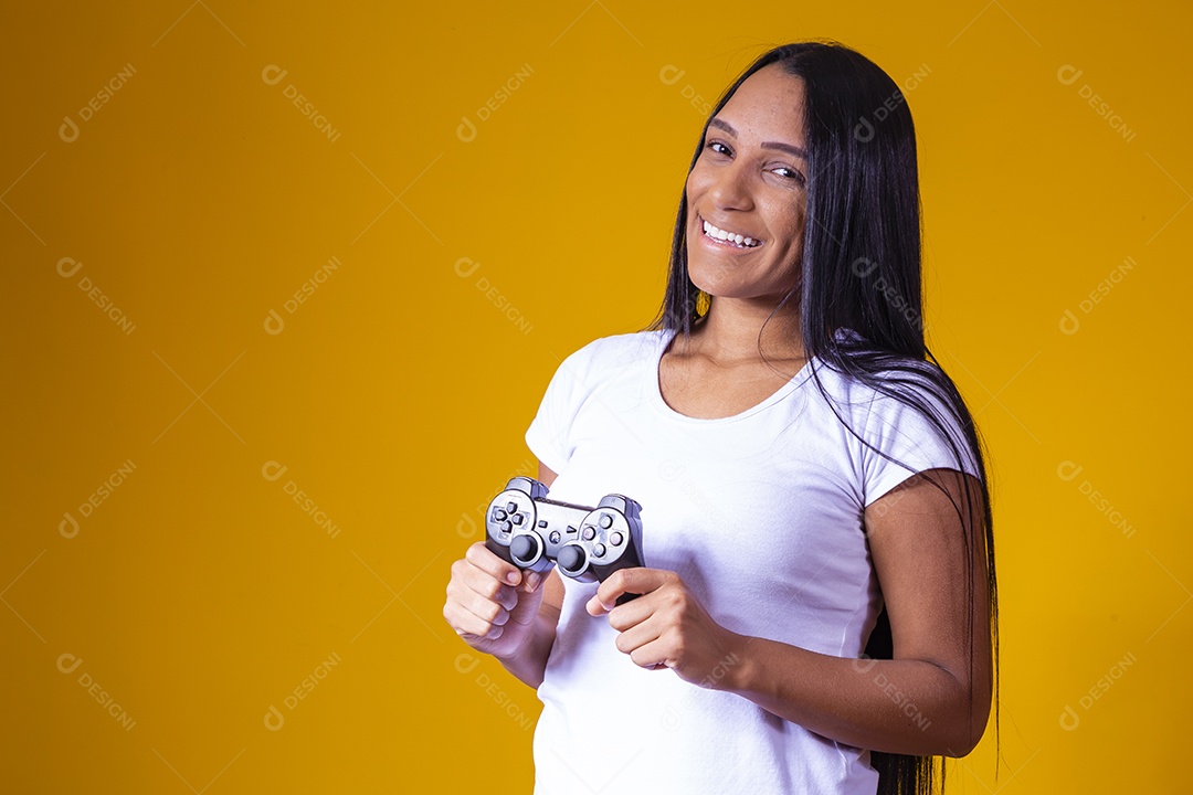 Linda mulher jovem jogando fundo isolado amarelo