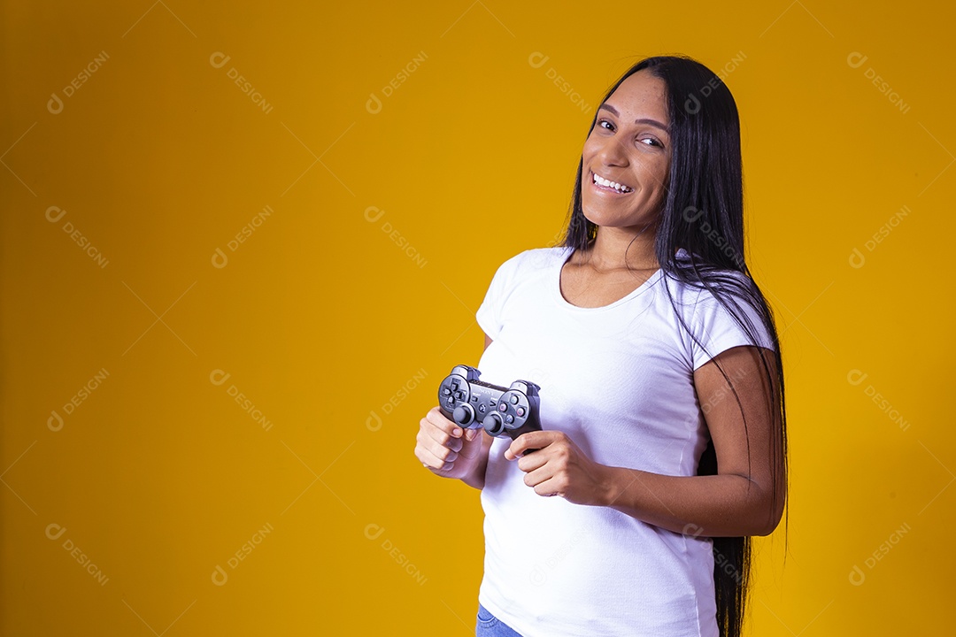 Linda mulher jovem jogando fundo isolado amarelo