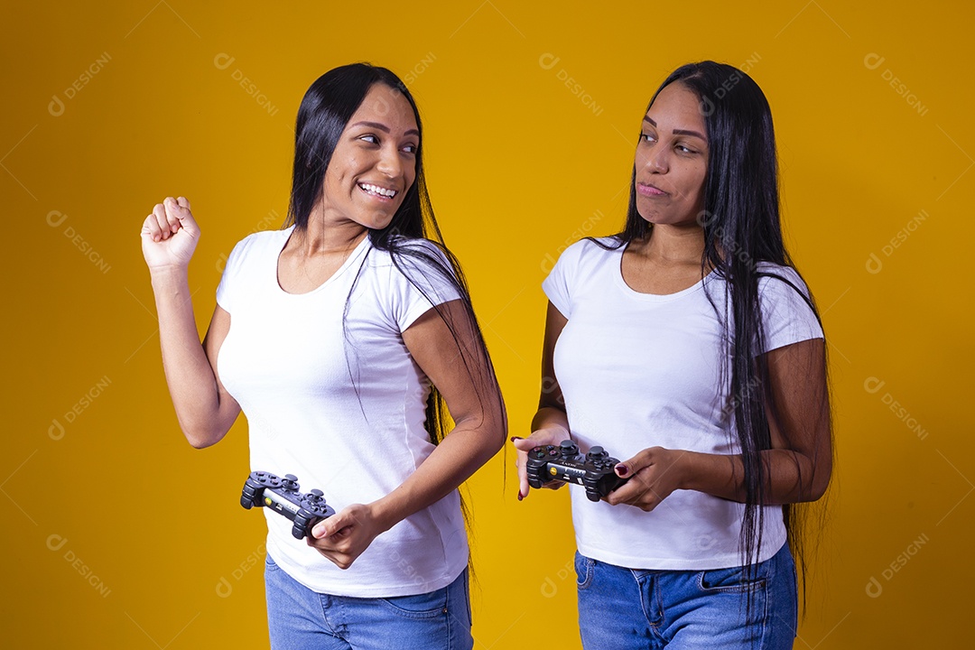Lindas mulheres irmãs gêmeas jogando