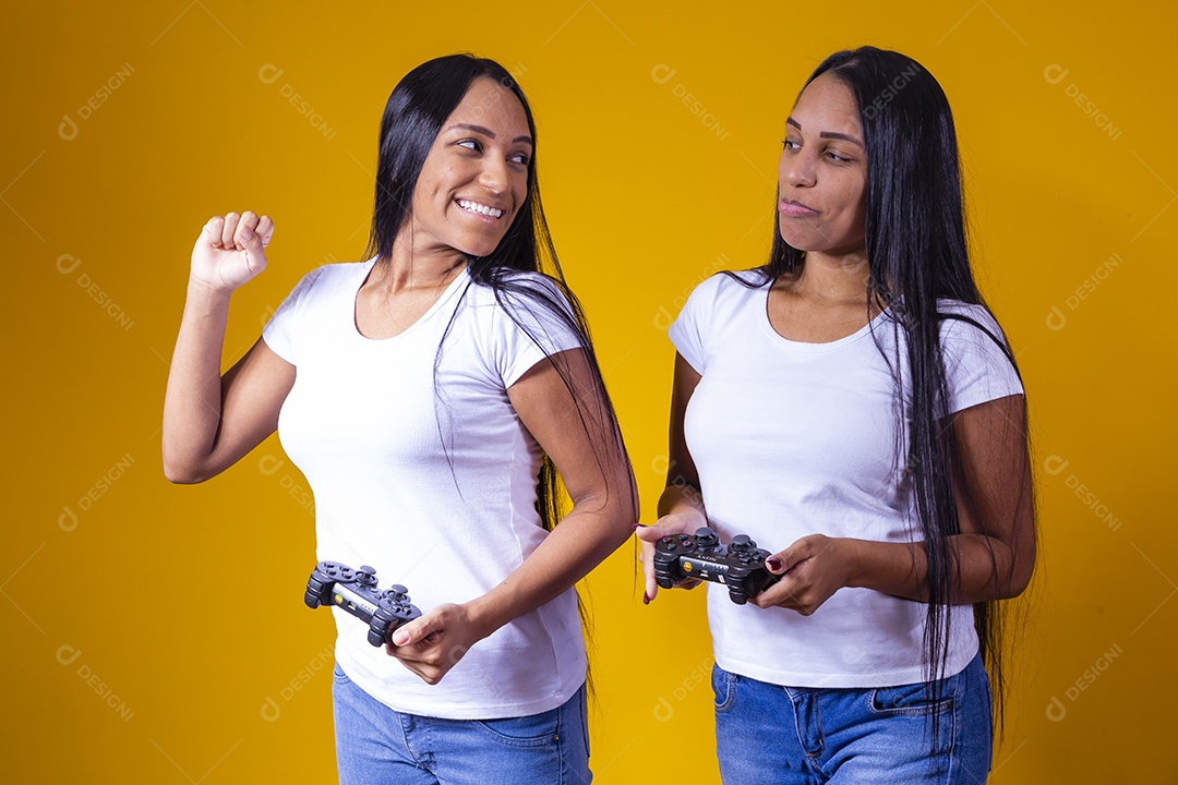 Lindas mulheres irmãs gêmeas jogando