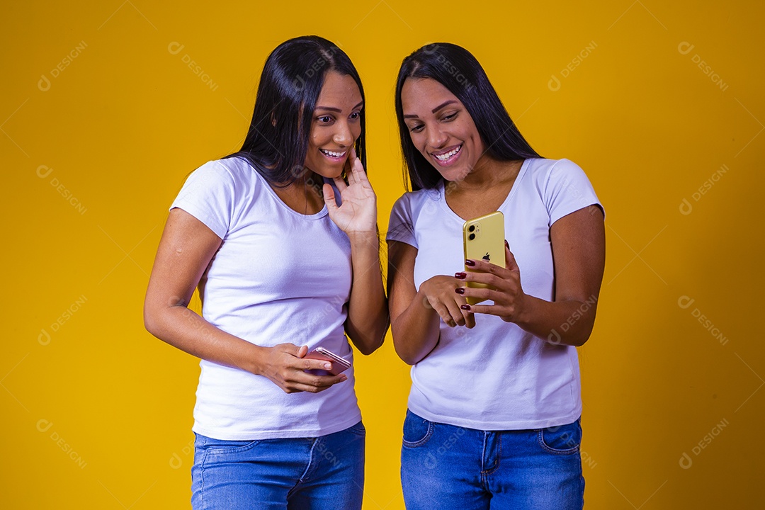 Lindas mulheres irmãs gêmeas usando celular