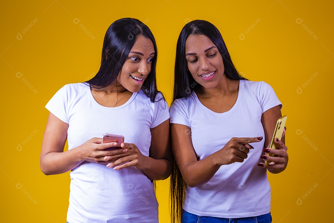 Lindas mulheres irmãs gêmeas usando celular