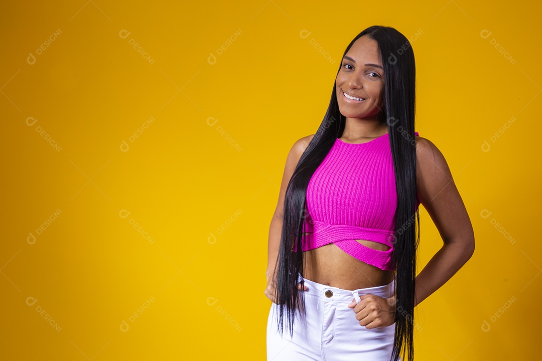 Linda mulher jovem jogando fundo isolado amarelo