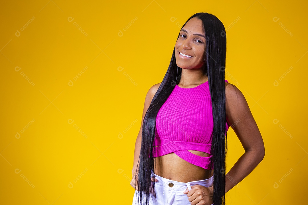 Linda mulher jovem sobre um fundo amarelo isolado