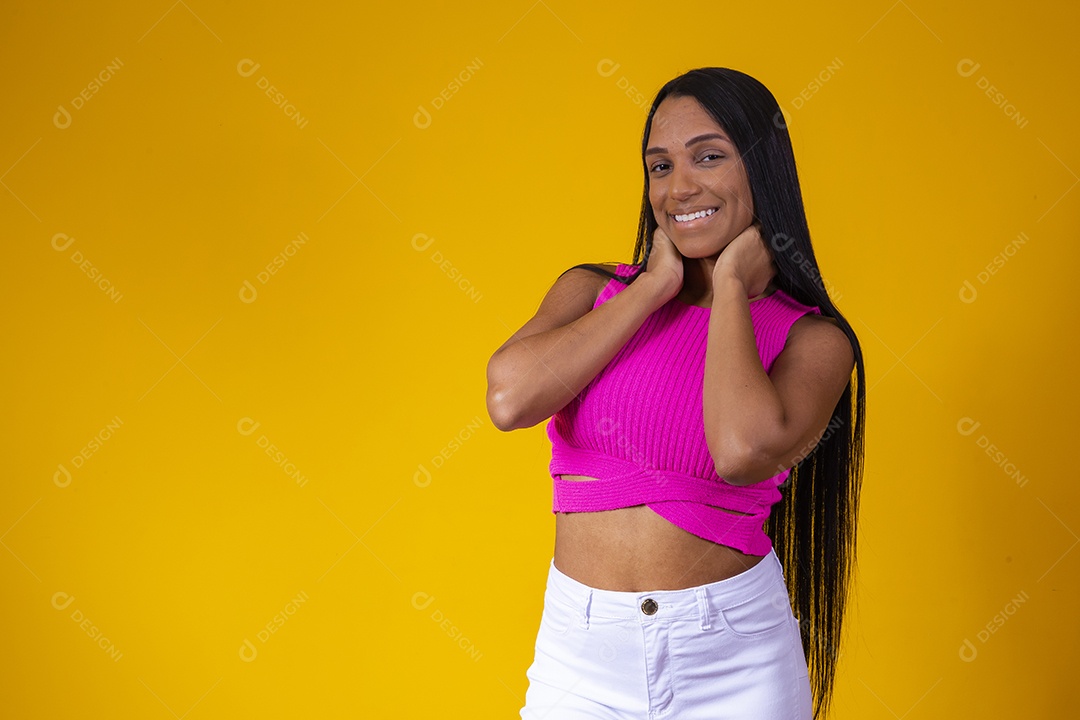 Linda mulher jovem sobre um fundo amarelo isolado
