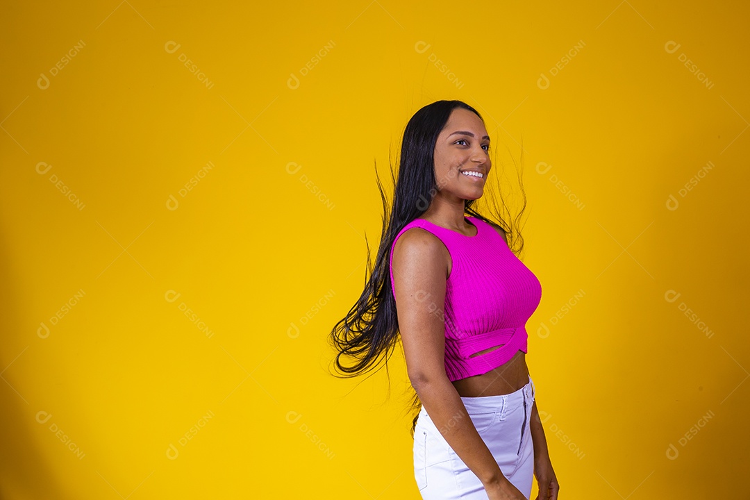 Linda mulher jovem sobre um fundo amarelo isolado