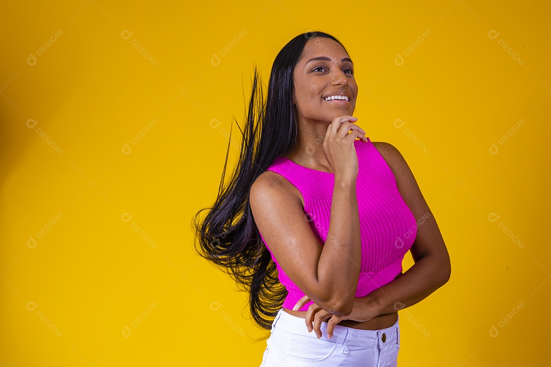 Linda mulher jovem garota sorridente sobre fundo amarelo