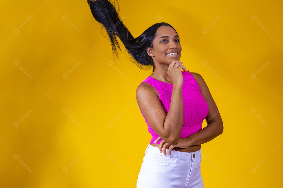 Linda mulher jovem garota sorridente sobre fundo amarelo