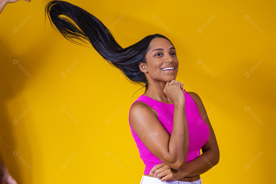 Linda mulher jovem garota sorridente sobre fundo amarelo